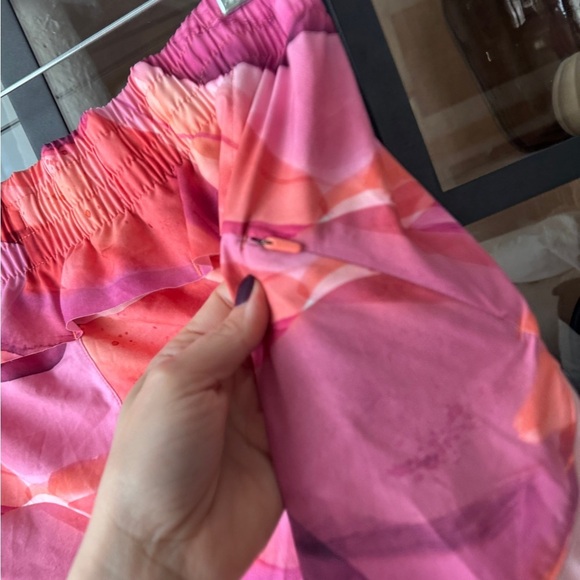 ATHLETA Workout shorts running Printed Mesh Racer 4" Run zipper pocket tie dye - Picture 8 of 8